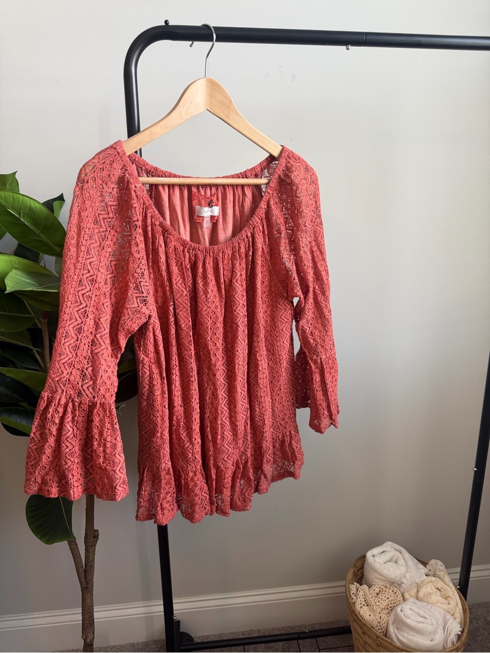 Cupio Coral Lace Peasant Tunic Top